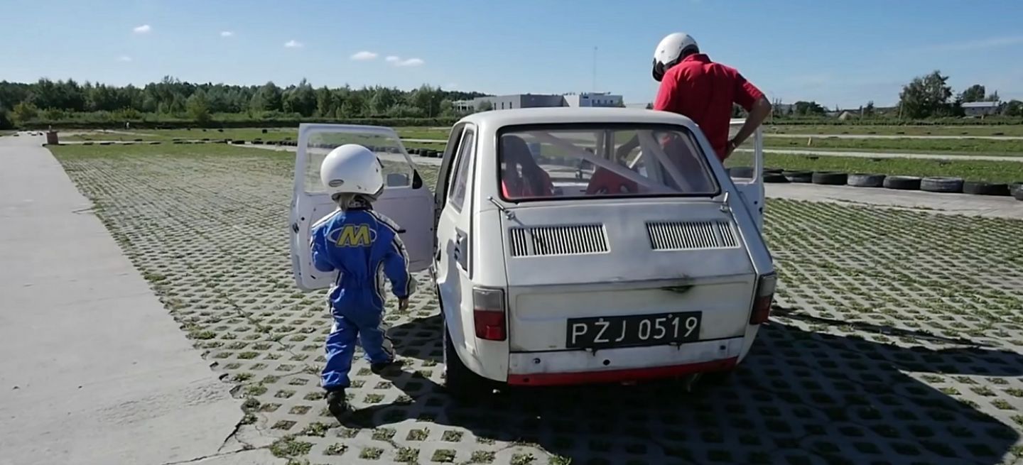 maluch-w-maluchu-45-years-old-boy-is-driving-fiat-126p-on-the-track-1080p_25fps_h264-128kbit_aac-mp4_snapshot_00-17_2016-09-15_08-04-53_1440x655c