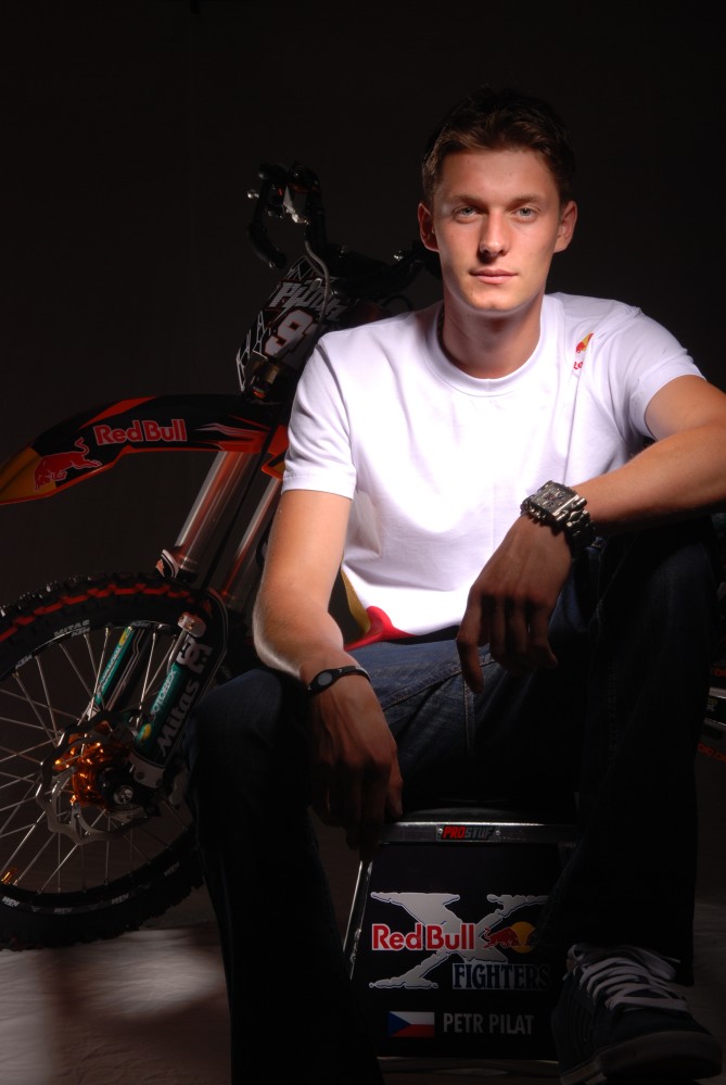 Petr_Pilat_portret_s_motorkou